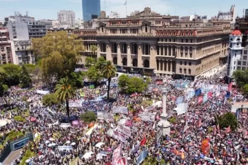 La CGT movilizó miles de manifestantes contra el DNU de Milei