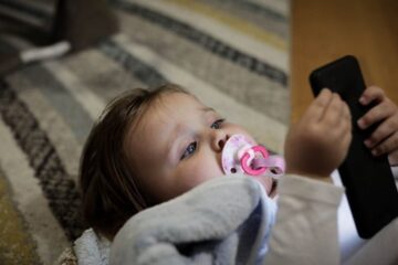 Los peligros de exponer a las pantallas a bebés y niños pequeños