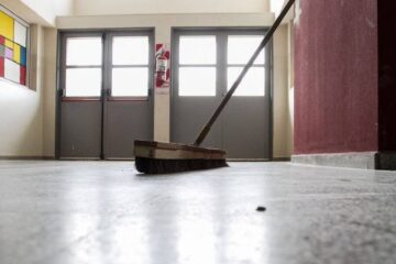 La Pampa: Echaron a la directora de una escuela que hacía limpiar su casa a porteros