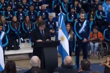 El presidente entregó la bandera y despidió a los atletas que irán a los Juegos Olímpicos